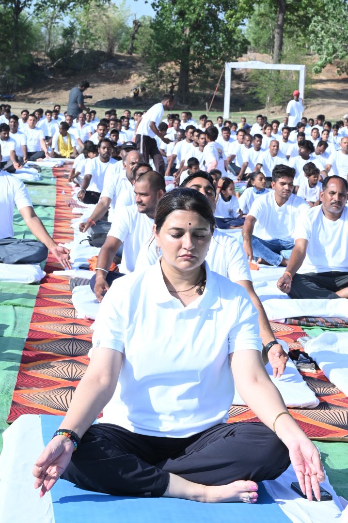 वनांचल में गूंजा योग का मंत्र : विधायक भावना बोहरा की अगुवाई में सैकड़ों ग्रामीणों ने किया सामूहिक योगाभ्यास