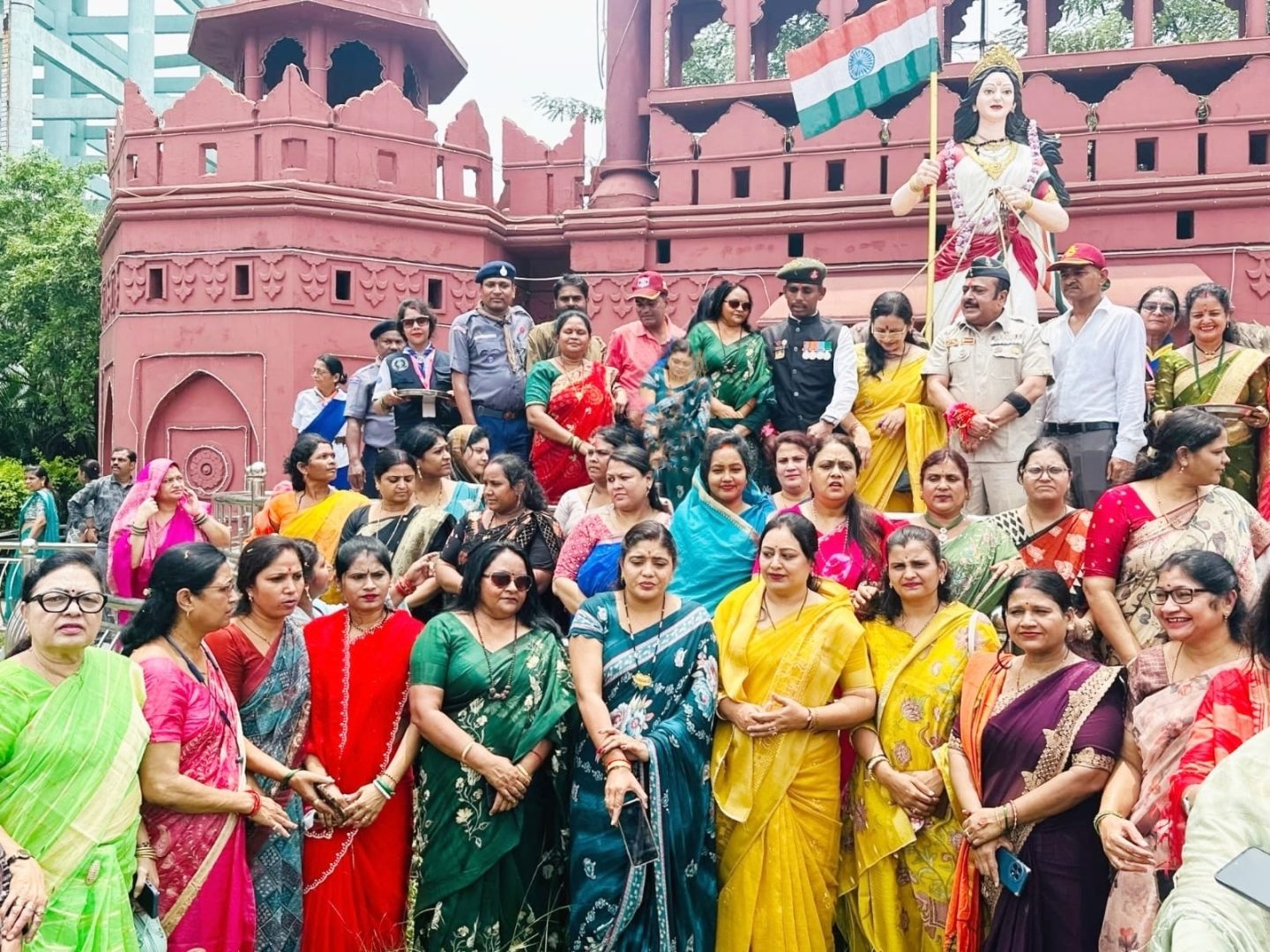 रायपुर में महिला मोर्चा का ‘सिपाही रक्षा सूत्र संग्रहण’ कार्यक्रम आयोजित : भारत माता चौक पर सरहद के रक्षकों के लिए बहनों ने सौंपे रक्षा सूत्र