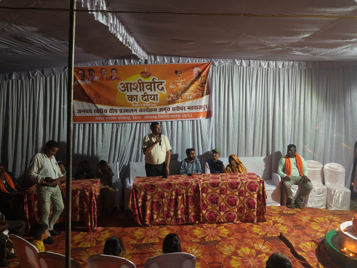 दीपक की लौ से जगमगाया महाराजपुर का अमृत सरोवर, ‘आशीर्वाद का दिया’ से हुआ ‘संकल्प से सेवा’ का आगाज