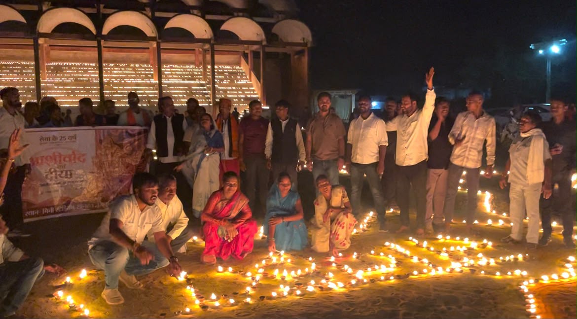 11,901 दीपों की लौ से चमका सोनहत का मिनी स्टेडियम, ‘आशीर्वाद का दीया’ कार्यक्रम में दिखा जनसैलाब